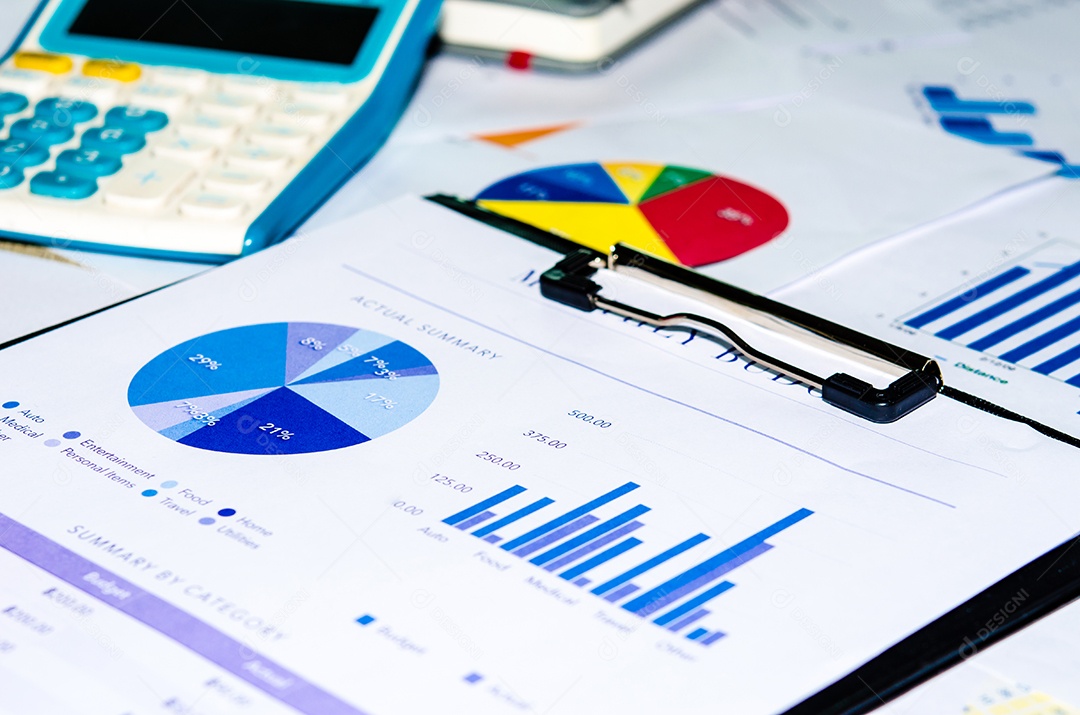 Prancheta e gráfico e calculadora na mesa.