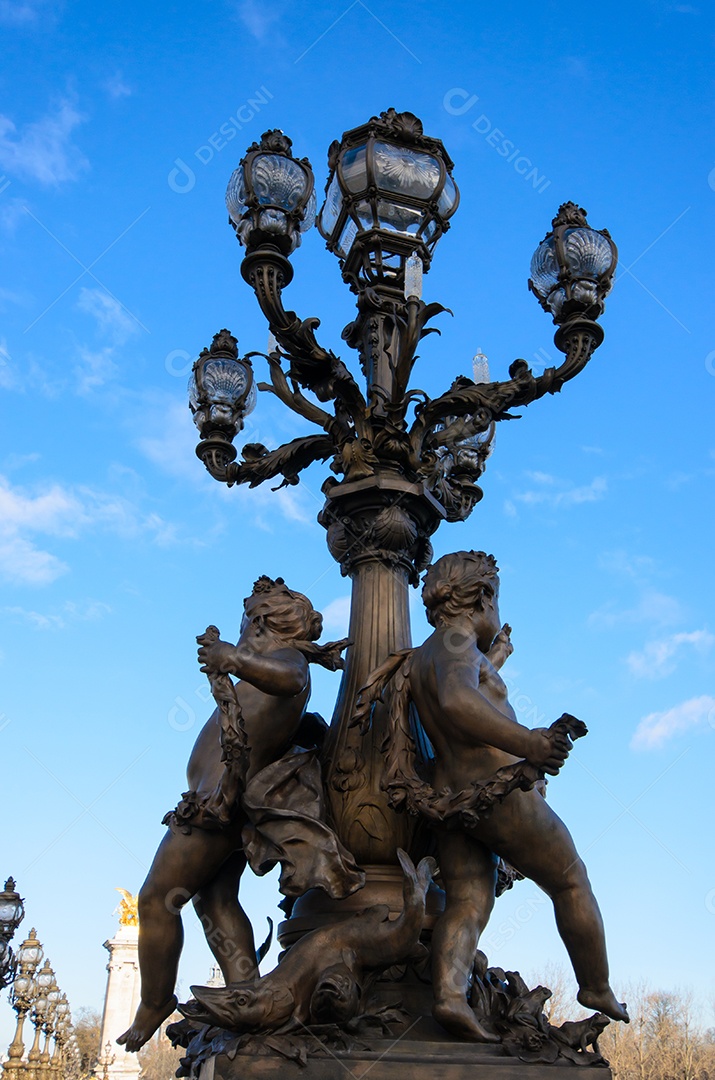 Poste de luz na ponte Alexandre III em Paris, França.