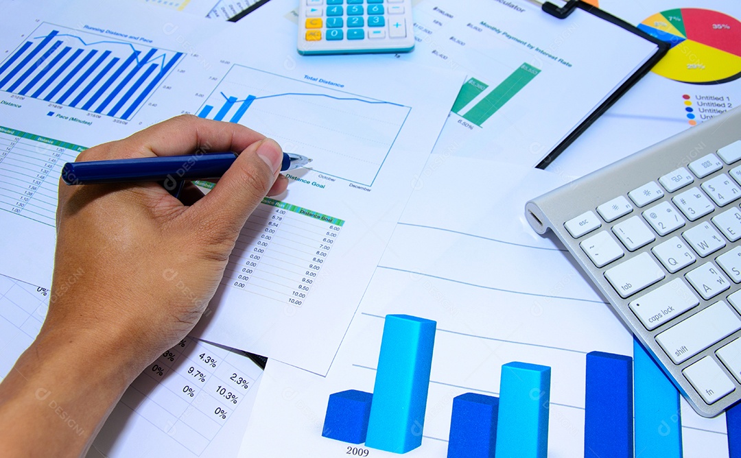 Gráfico de documentos de negócios e caneta em cima da mesa.