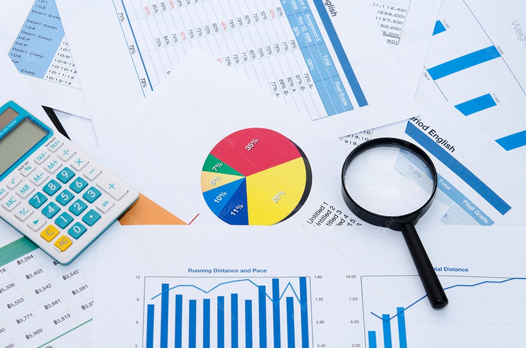 Documentos de negócios e teclado colocados em mesas.