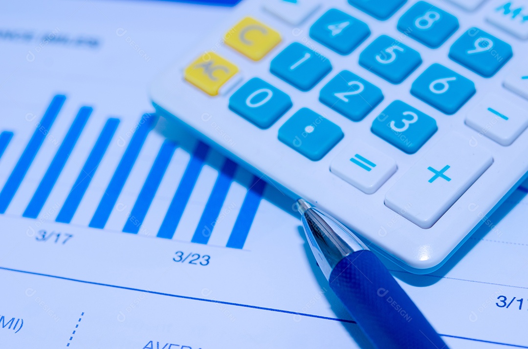 O gráfico de negócios e a calculadora são colocados na mesa.