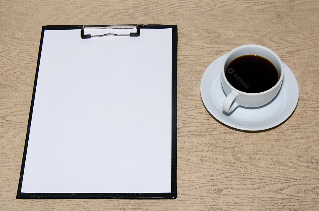 A prancheta e o papel na mesa.