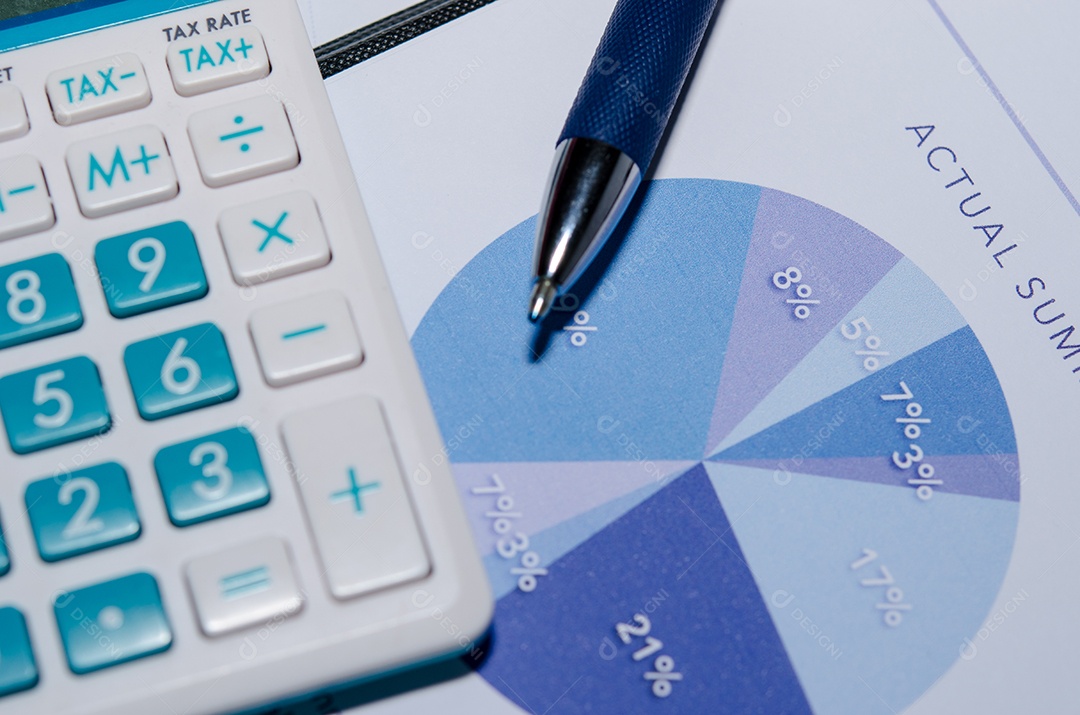 O gráfico de negócios é colocado na mesa.