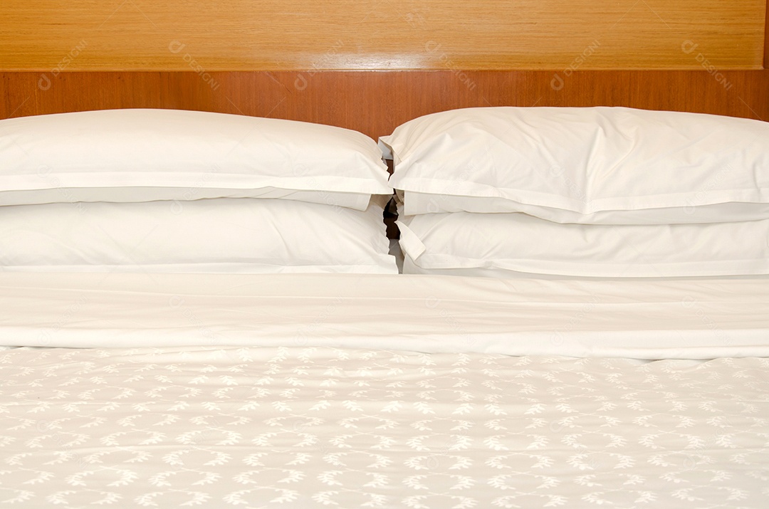 Colcha de cama branca de estilo moderno.