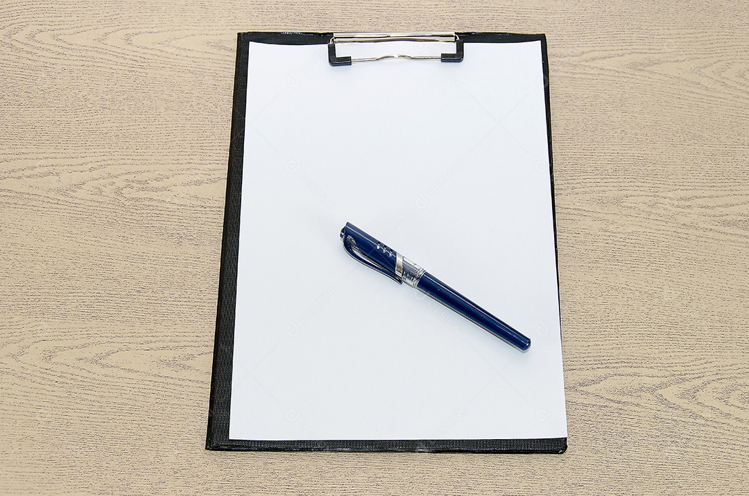 A prancheta e o papel na mesa.