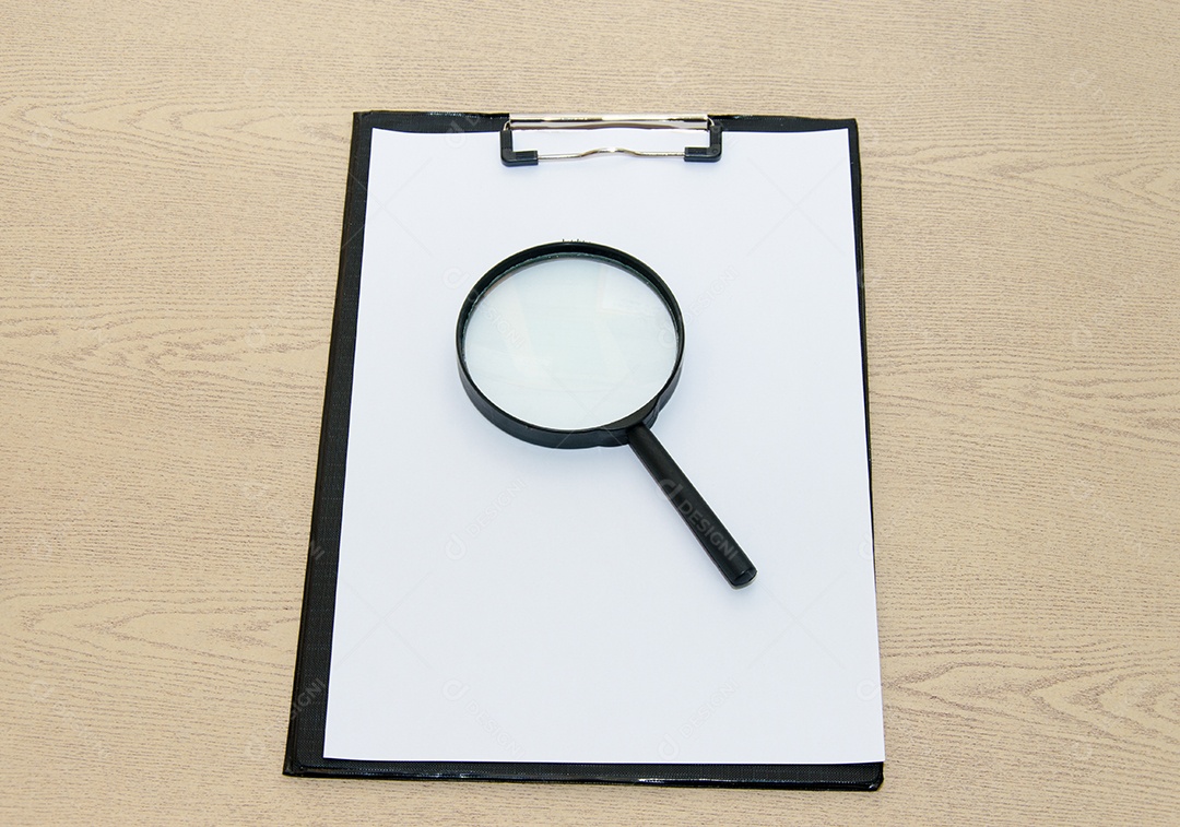 A prancheta e o papel na mesa.