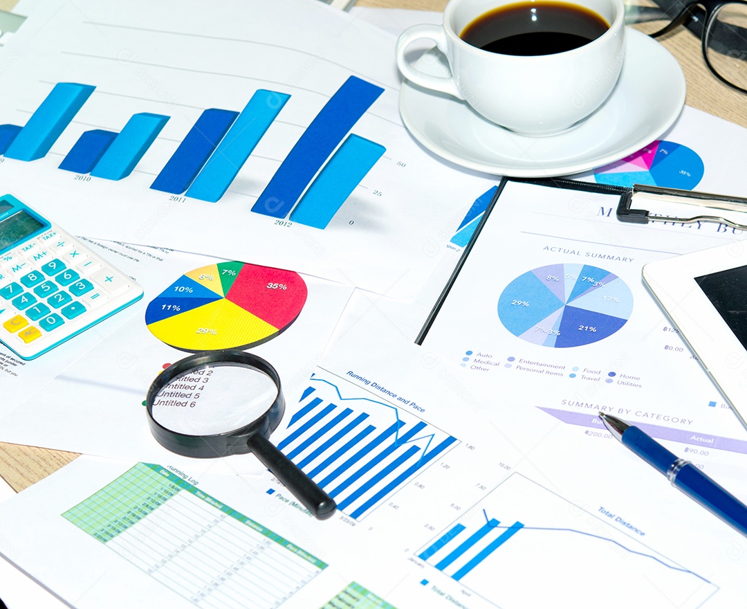 O gráfico de negócios é colocado na mesa.