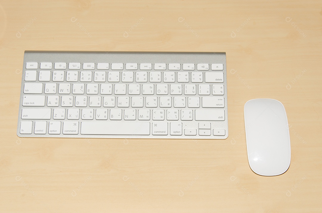 O teclado e o mouse na mesa.