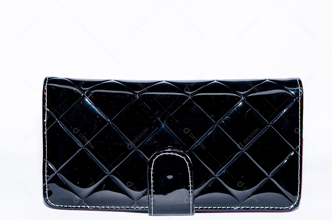 Bolsa de couro preta isolada no fundo branco.