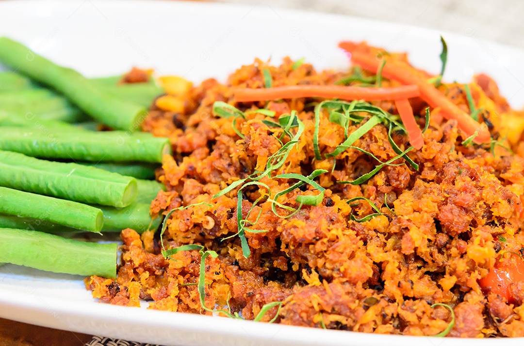 Salada de peixe-gato crocante em um prato na mesa.