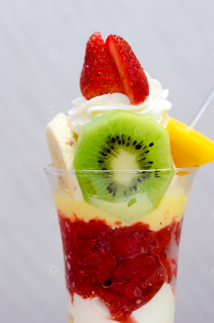 Sorvete e frutas em um copo.