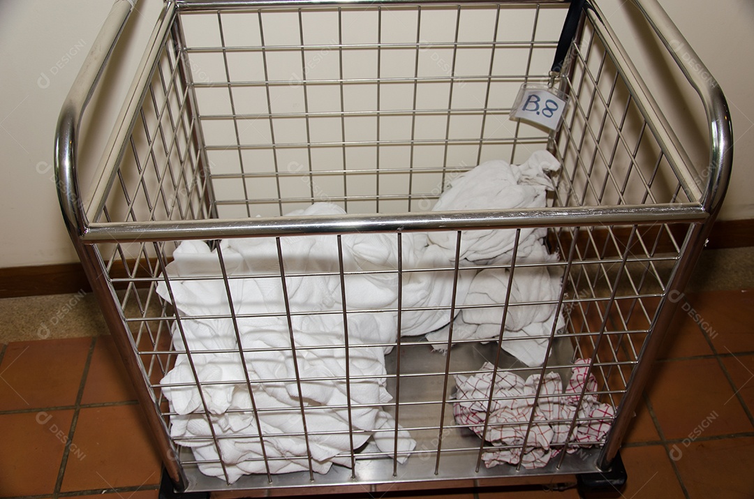 Toalhas brancas em um carrinho.