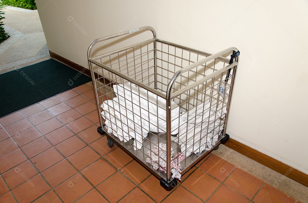 Toalhas brancas em um carrinho.