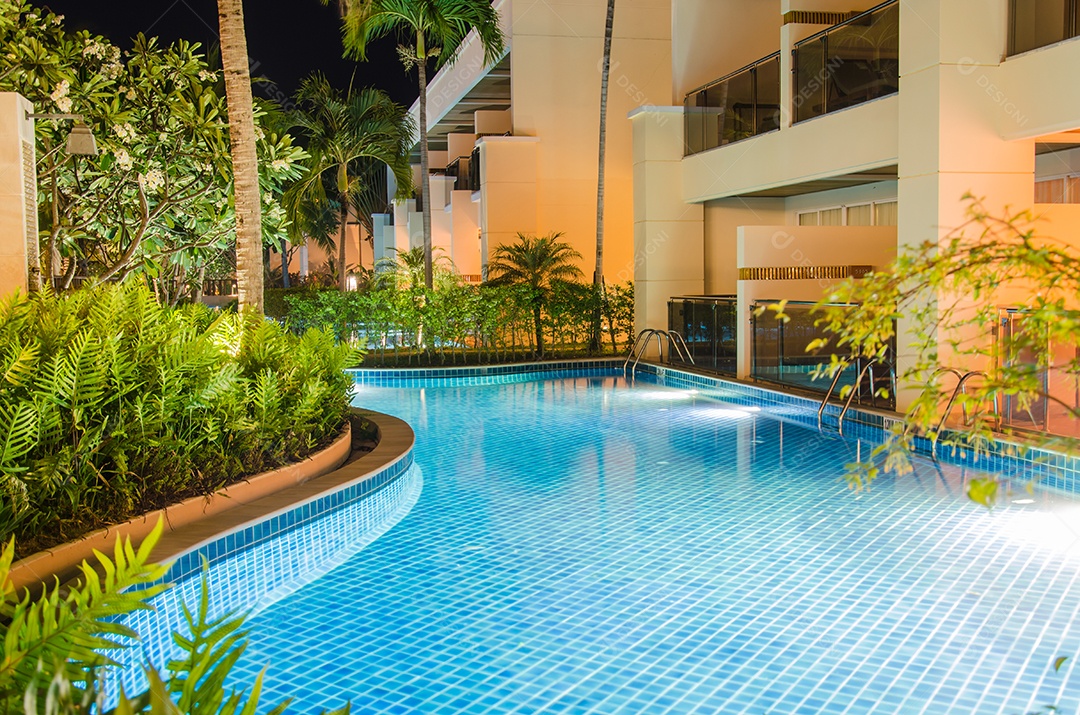 Piscina moderna à noite.