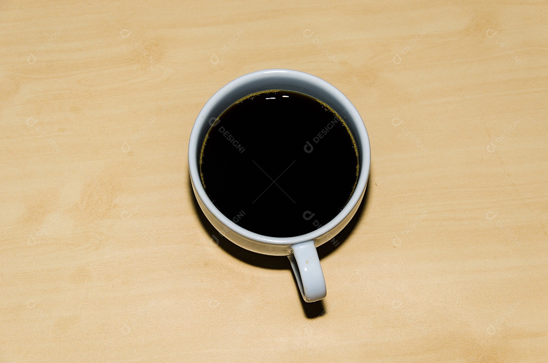 Xícara de café na mesa.