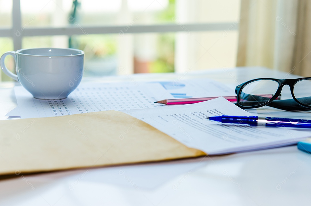 Documentos de negócios e teclado colocados em mesas.