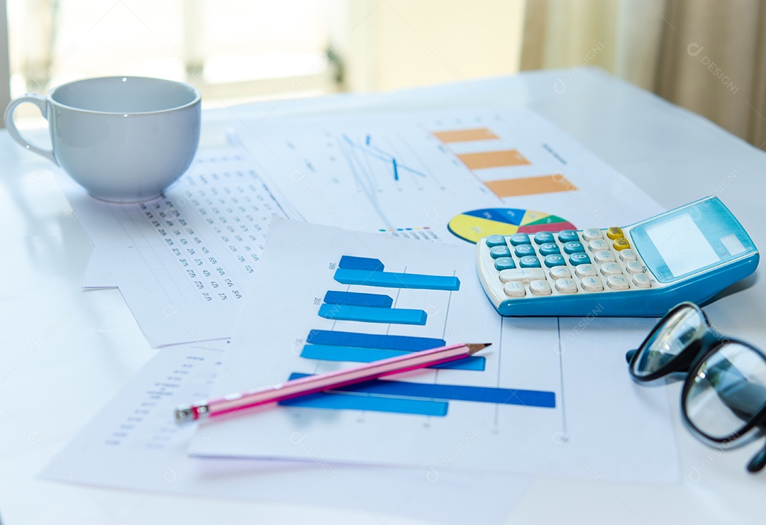 Gráficos e calculadoras em uma mesa.