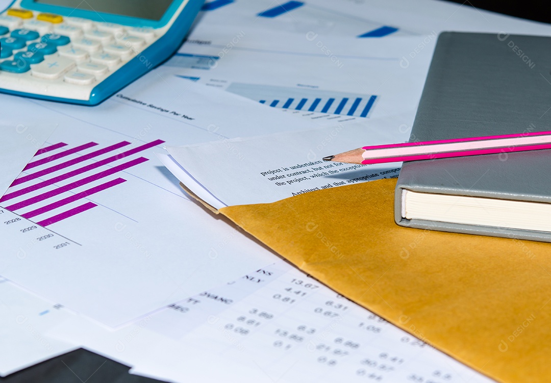 Documentos de negócios e livro colocados em mesas.