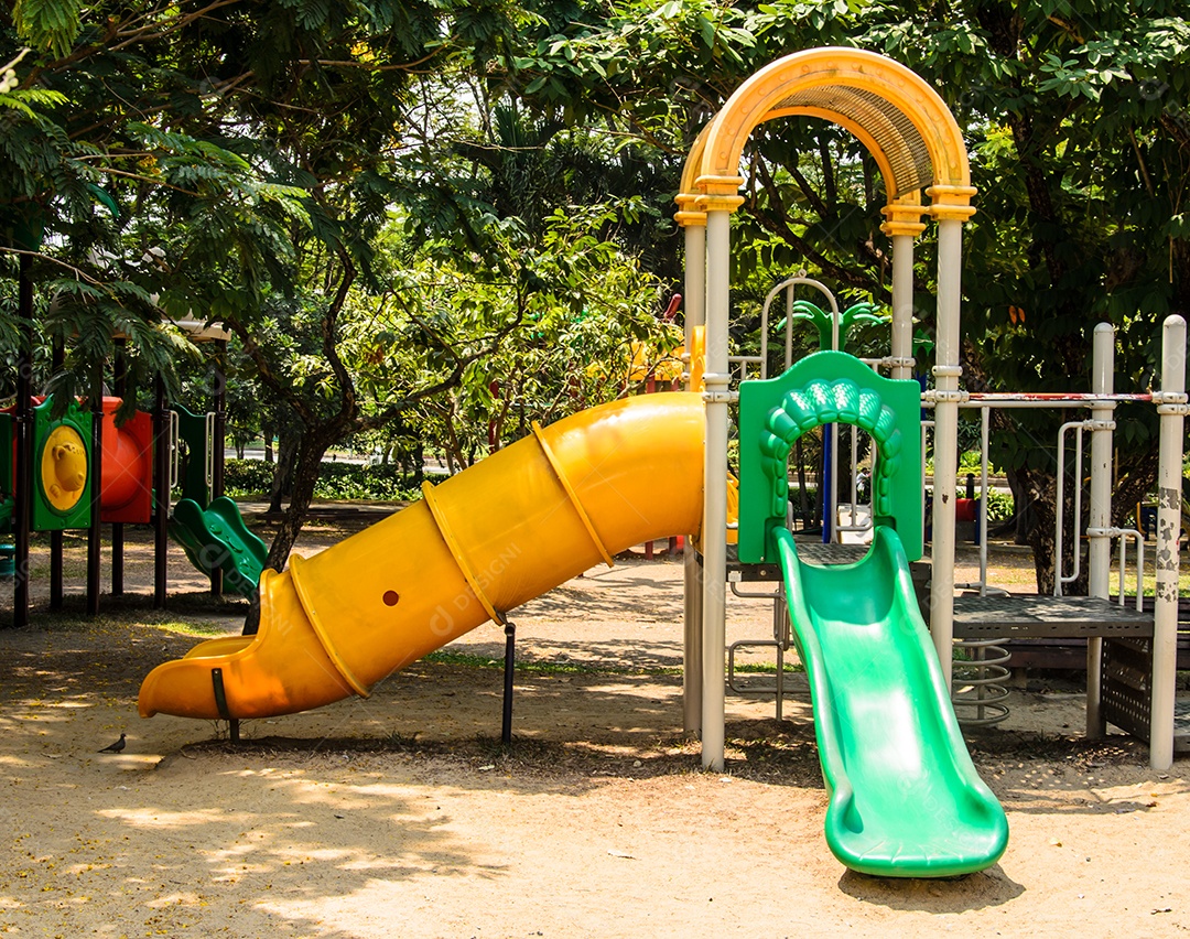 Parque infantil no parque.