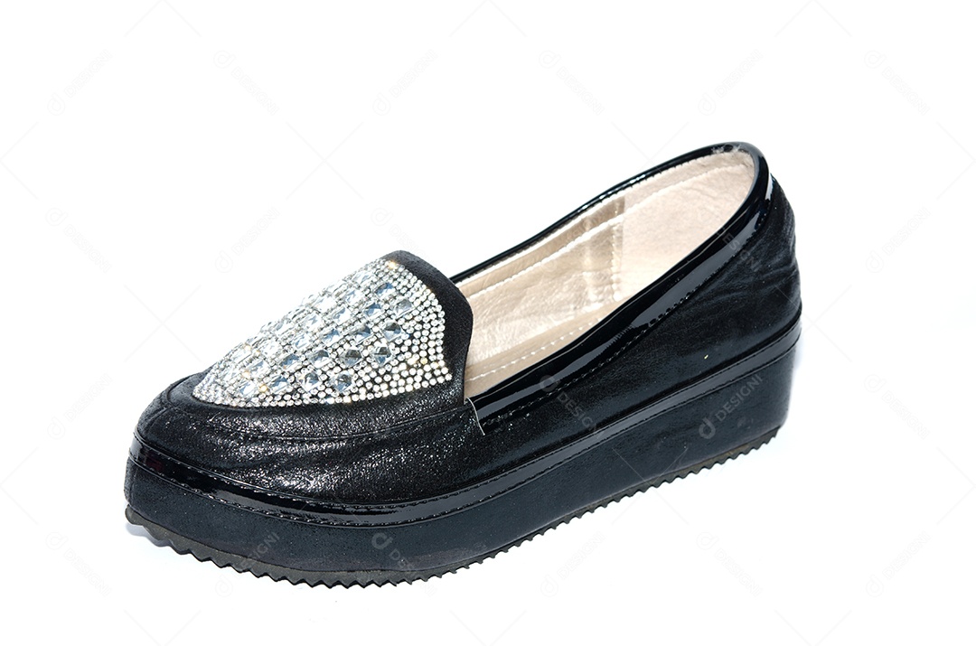 Botas de couro pretas isolaram o fundo branco.