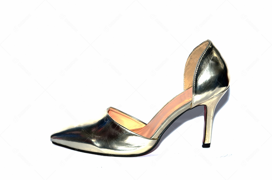 Os saltos altos de prata isolaram o fundo branco.