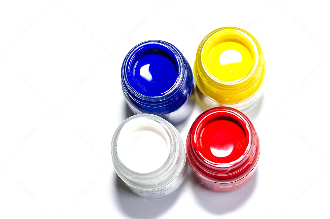 Garrafa de cores isolada em cartazes de um fundo branco.