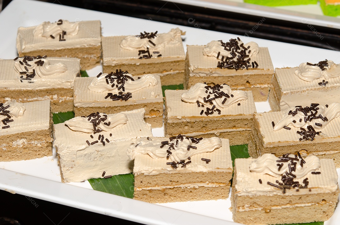 O bolo de café em um prato branco.