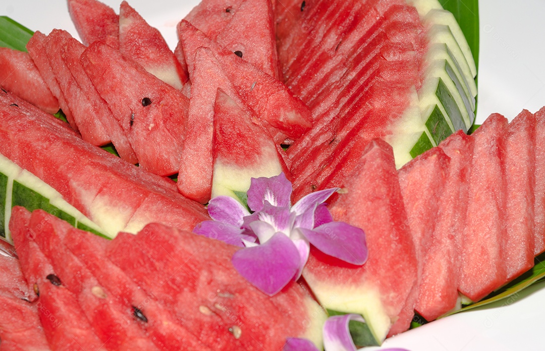 Melancia colocada em um prato branco.