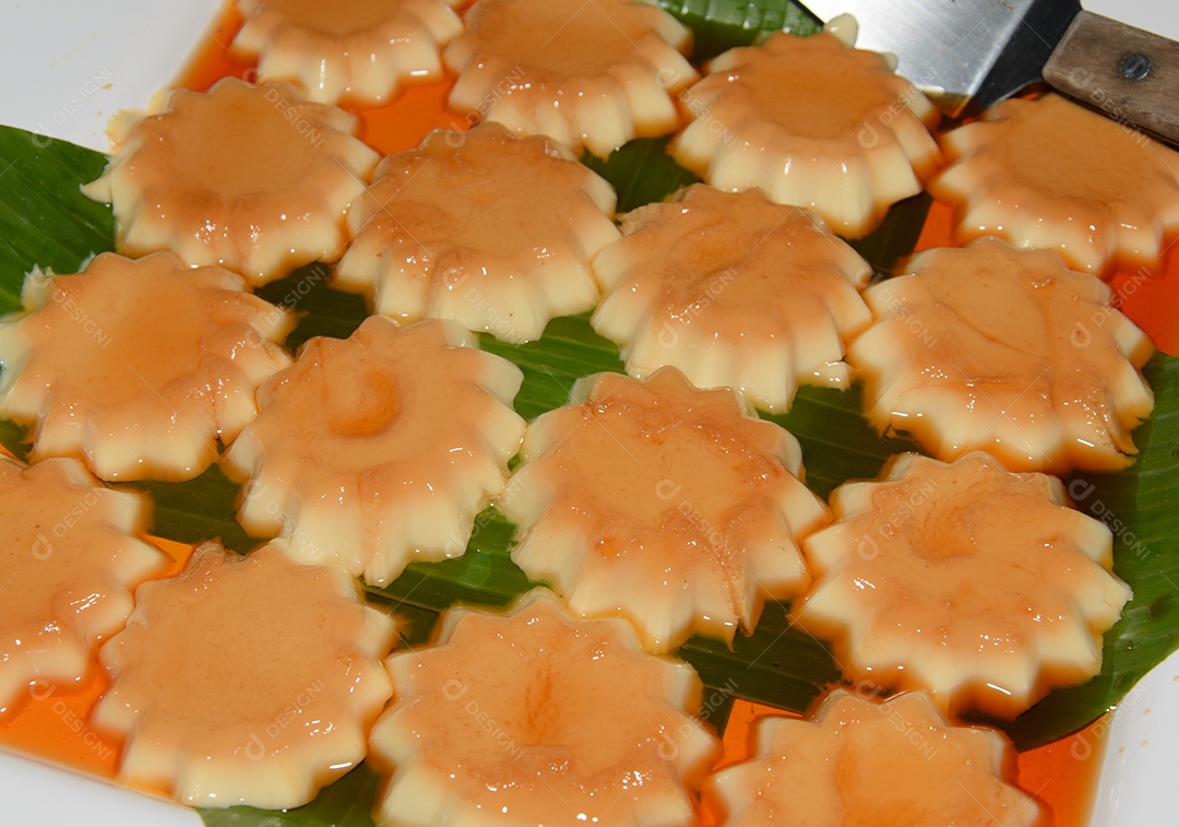 Creme pudim montando o prato.