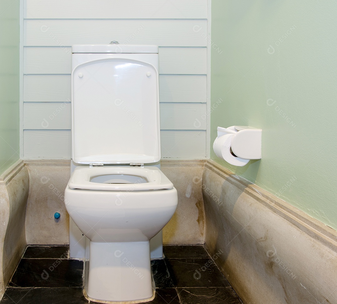 Armário de água branca no banheiro.