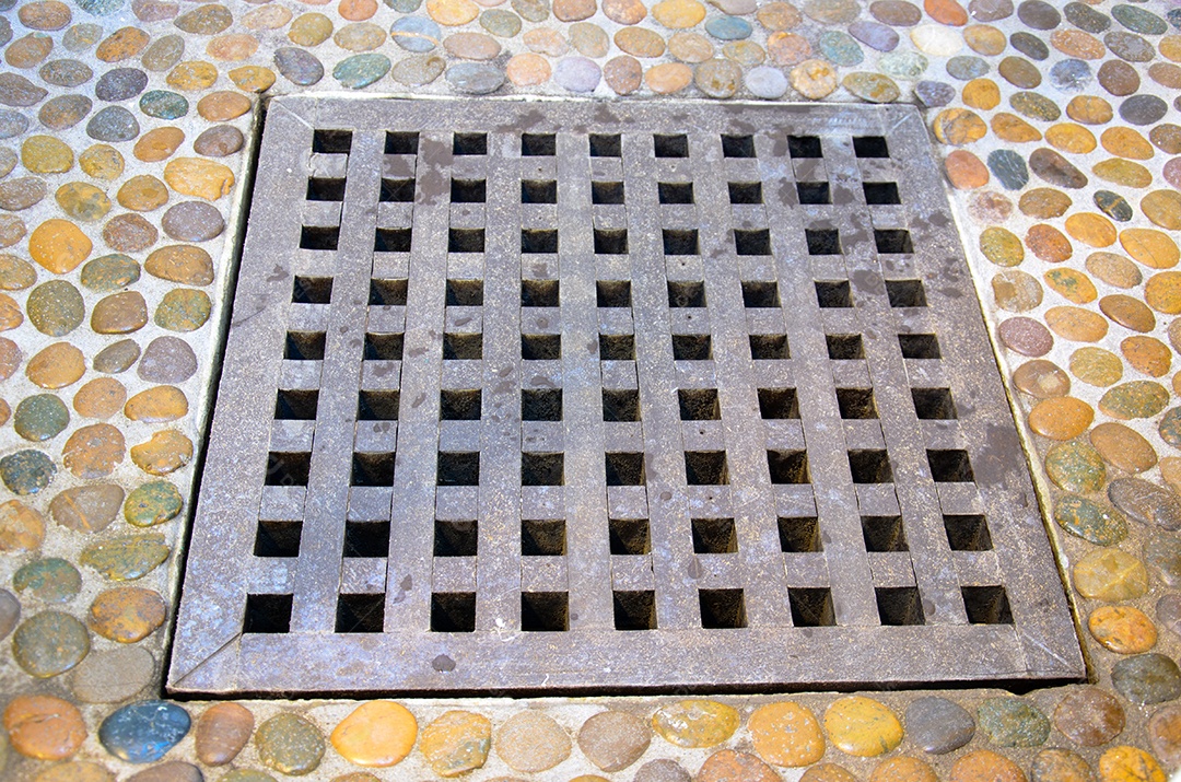 Dreno de aço no banheiro.