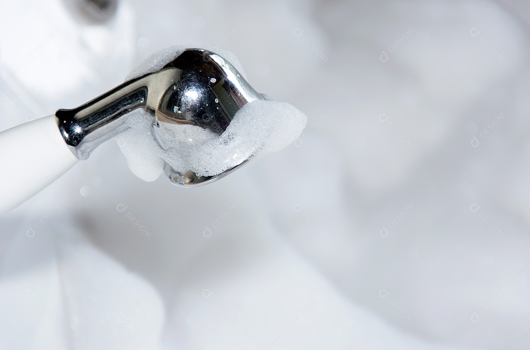 Espuma de banho na banheira.