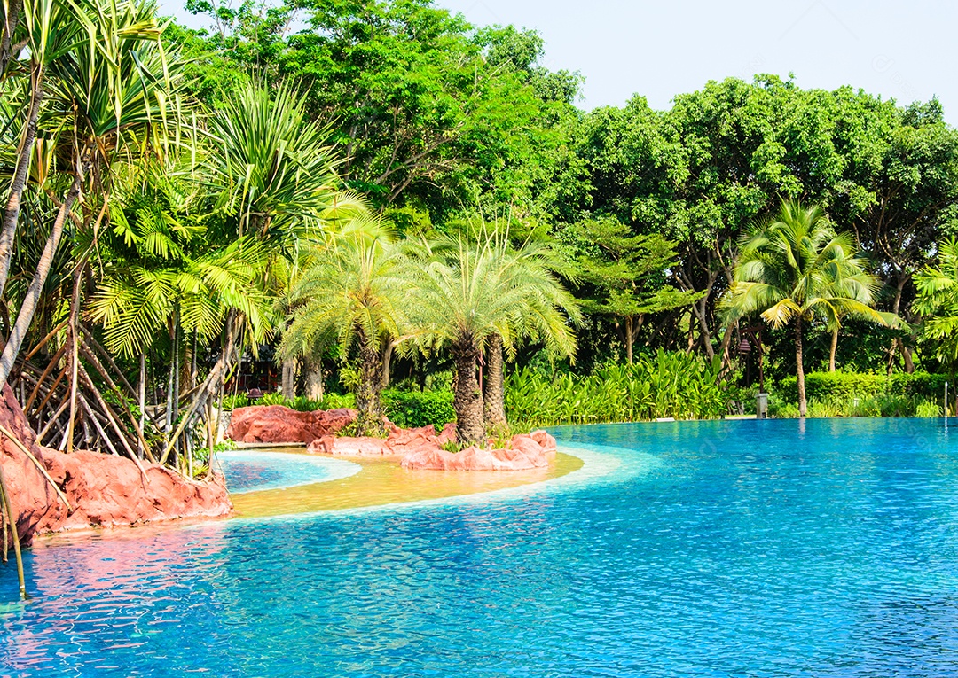 Piscina linda em resort tropical.