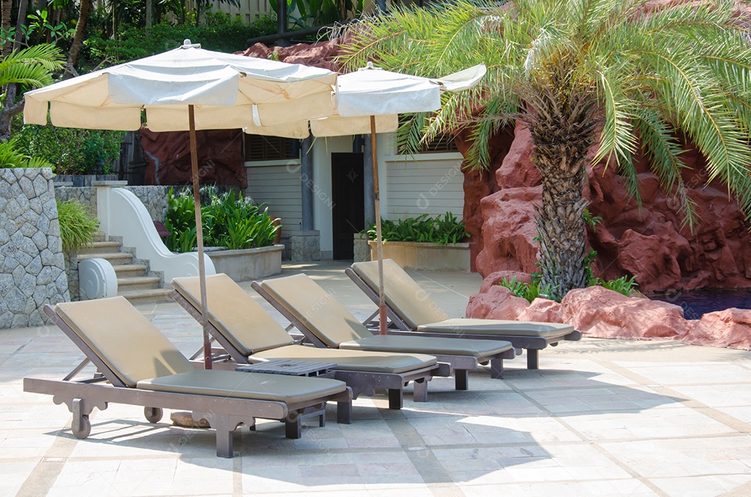 A cama ao lado da piscina.