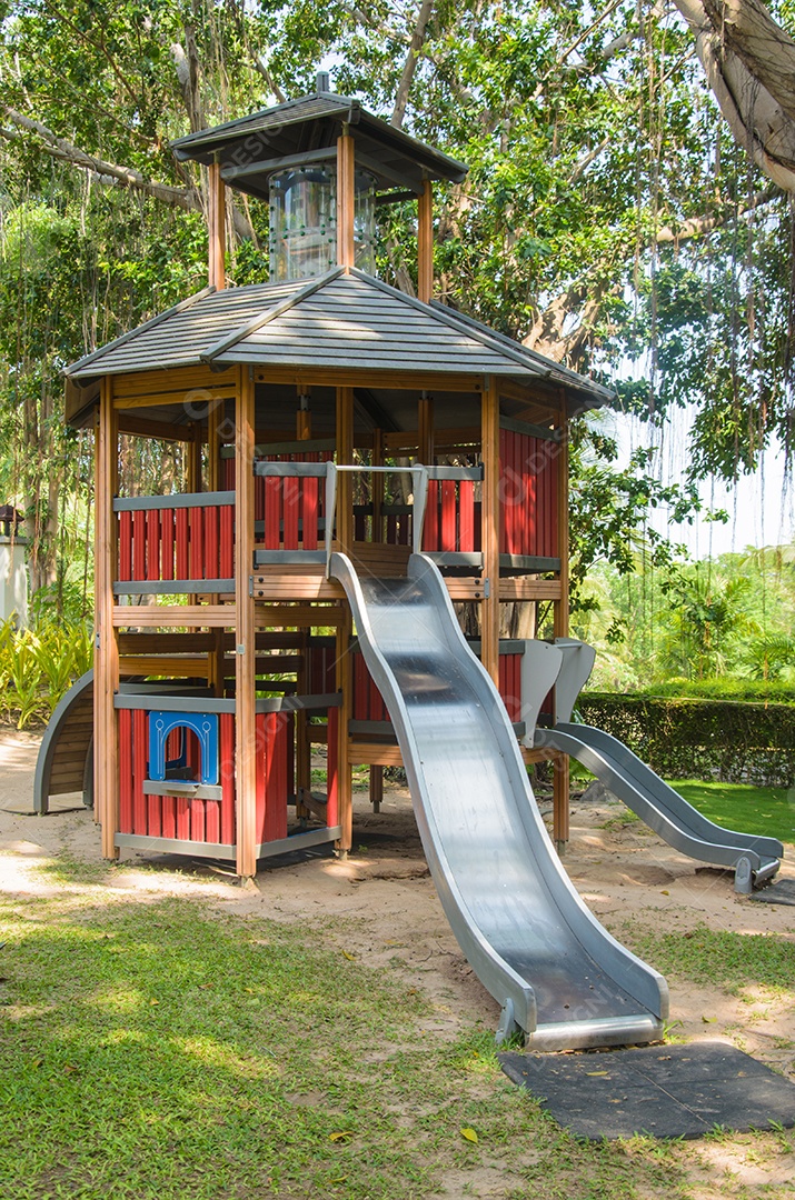 Parque infantil no jardim debaixo da árvore.