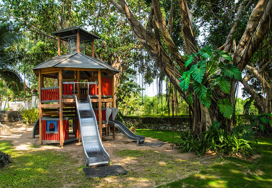 Parque infantil no jardim debaixo da árvore.