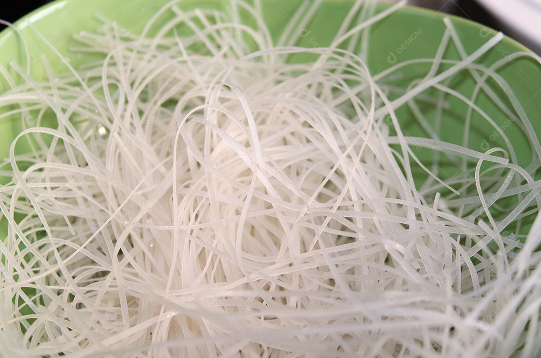 Coloque o macarrão de arroz em uma tigela de verde.