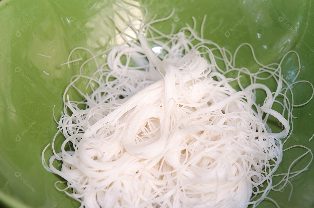 Coloque o macarrão de arroz em uma tigela de verde.