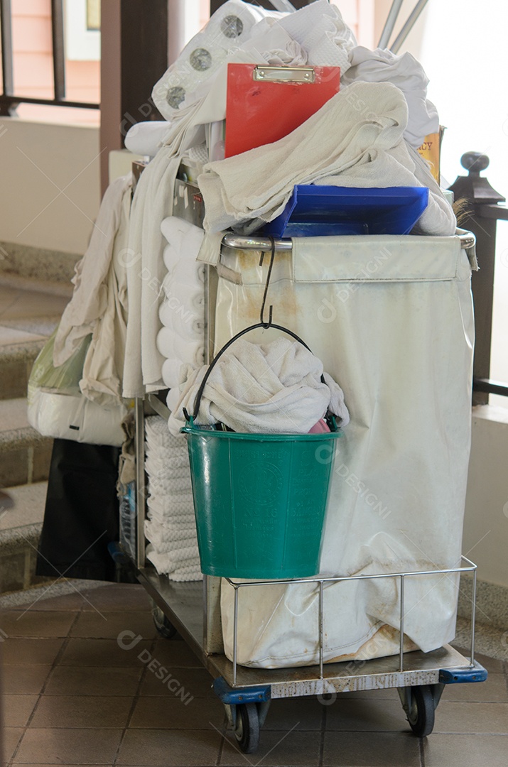 Toalhas brancas em um carrinho.