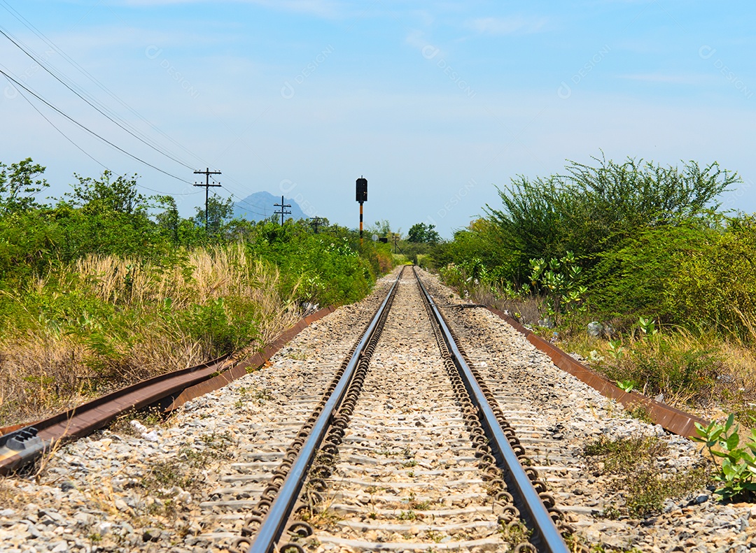 Ferrovia durante o dia Tailândia um tradicional.