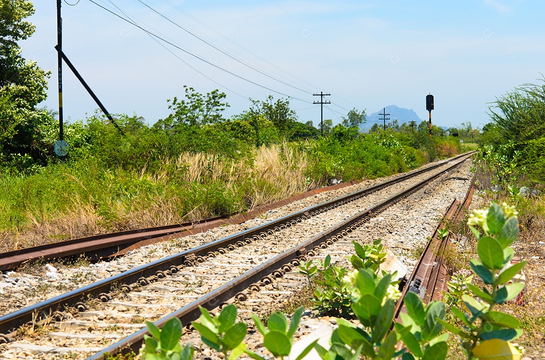 Ferrovia durante o dia Tailândia um tradicional.