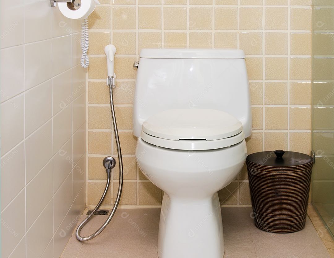 Armário de água branca no banheiro.