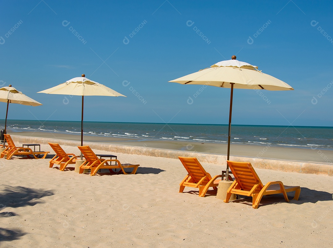 Cadeiras de praia e guarda-sóis.