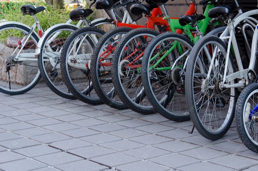 Roda muitas bicicletas na estrada.