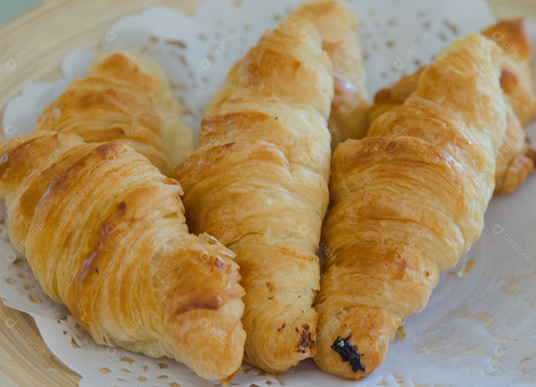 O croissant de pão em um prato.