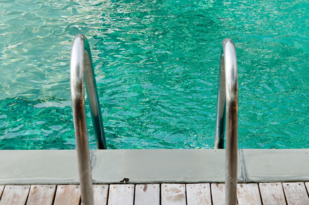 Piscina e grade de ferro.