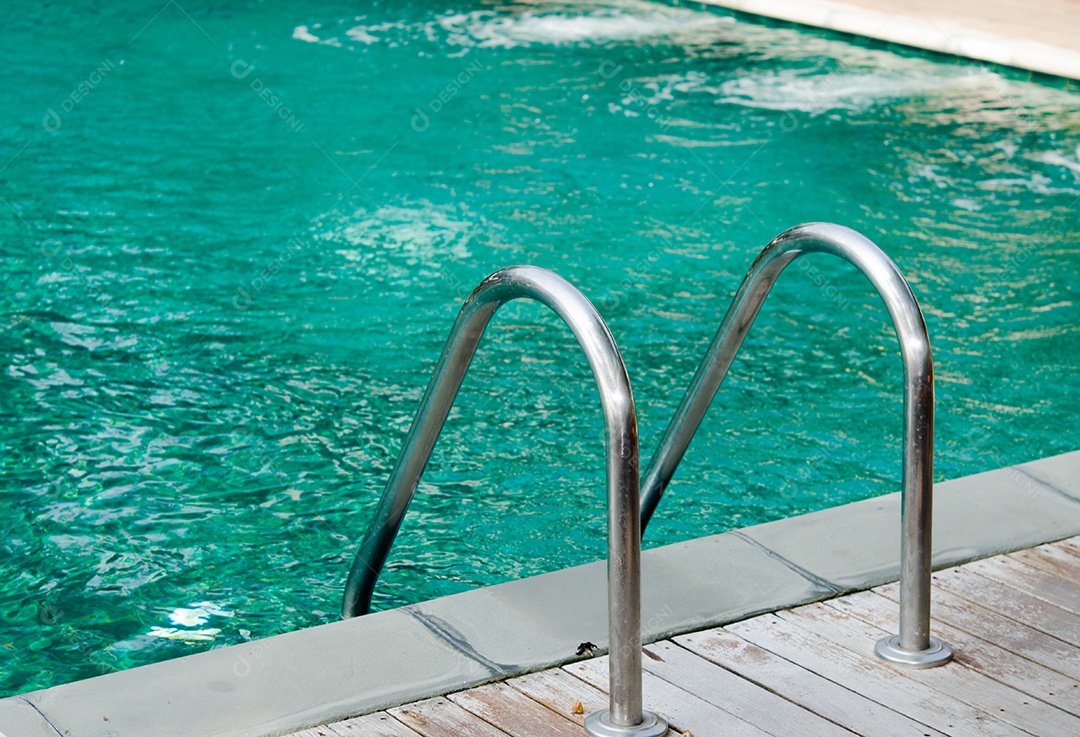 Piscina e grade de ferro.