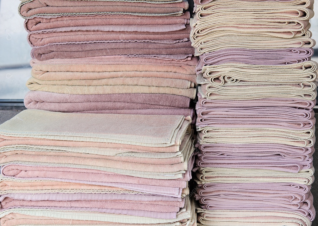 As toalhas de banho são colocadas juntas.