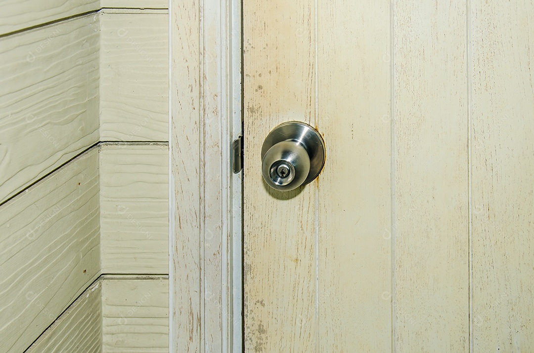Maçanetas de porta de madeira branca..
