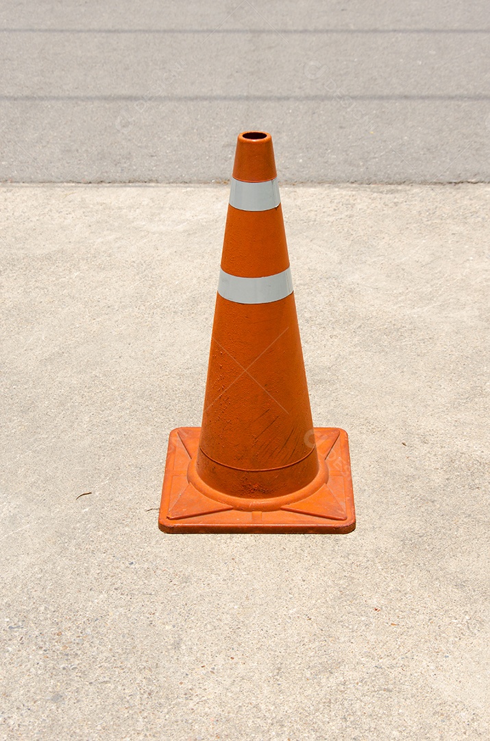 Cones de trânsito localizados na estrada.
